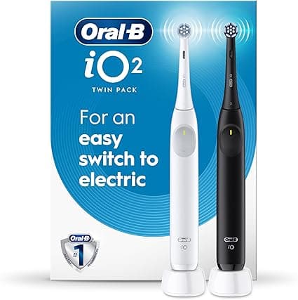 Oral-B Lot de 2 brosses à dents électriques iO2 pour passer facilement à l'électrique, noir et blanc, lot de 2 brosses à dents électriques iO Series 2 et 2 têtes de brosse
