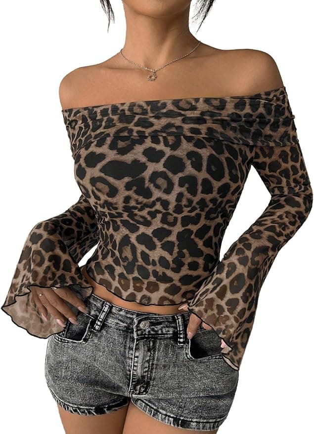 Haut léopard à manches évasées et épaules nues