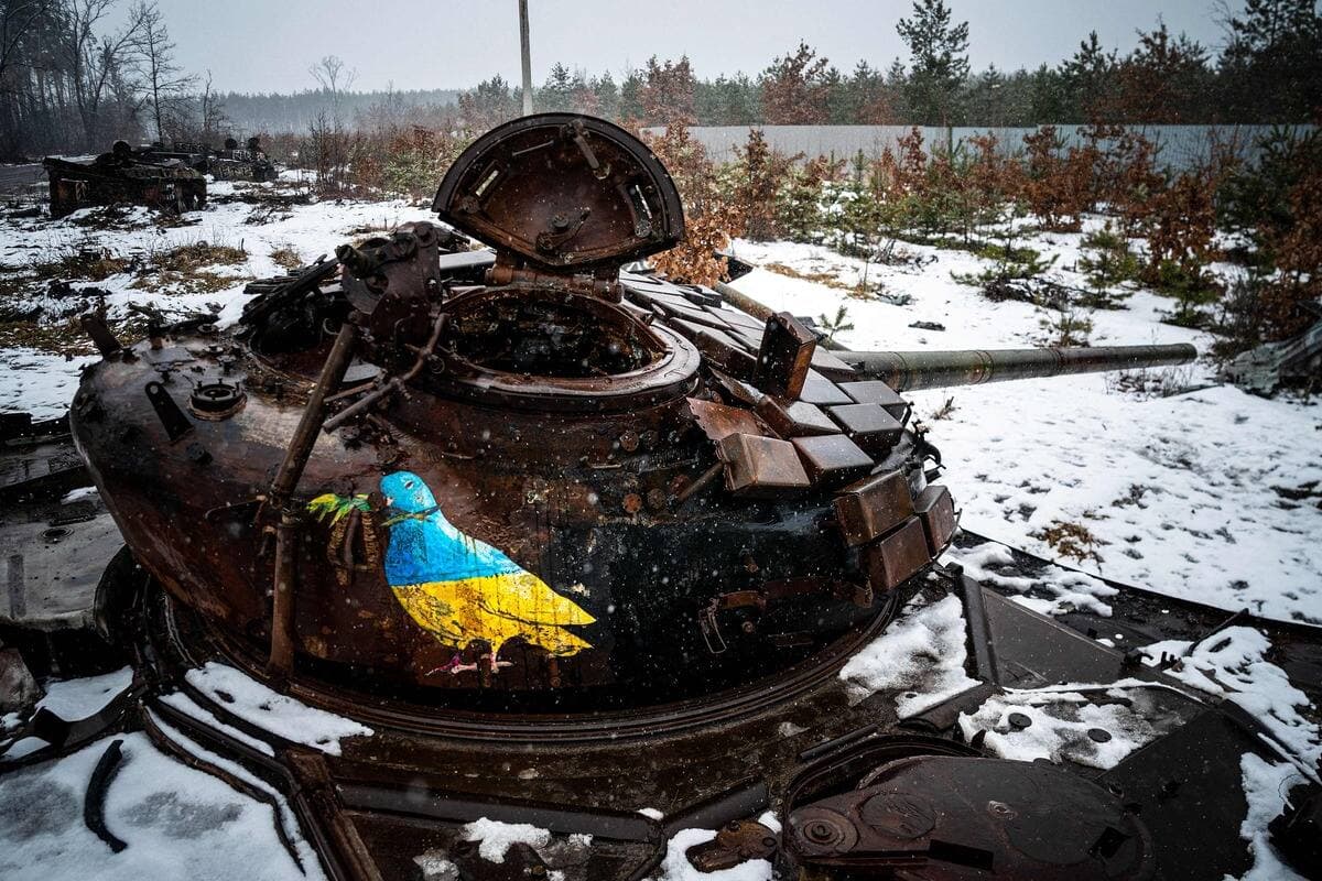 Un tank russe détruit en Ukraine.