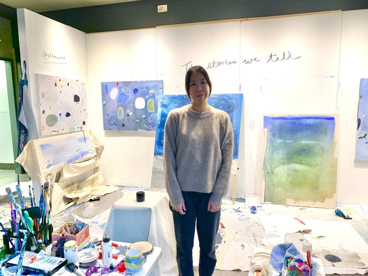 À Montréal, des locaux commerciaux vacants sont transformés temporairement en ateliers d'artistes. La pratique de Tiffany Wong est concentrée sur la peinture.