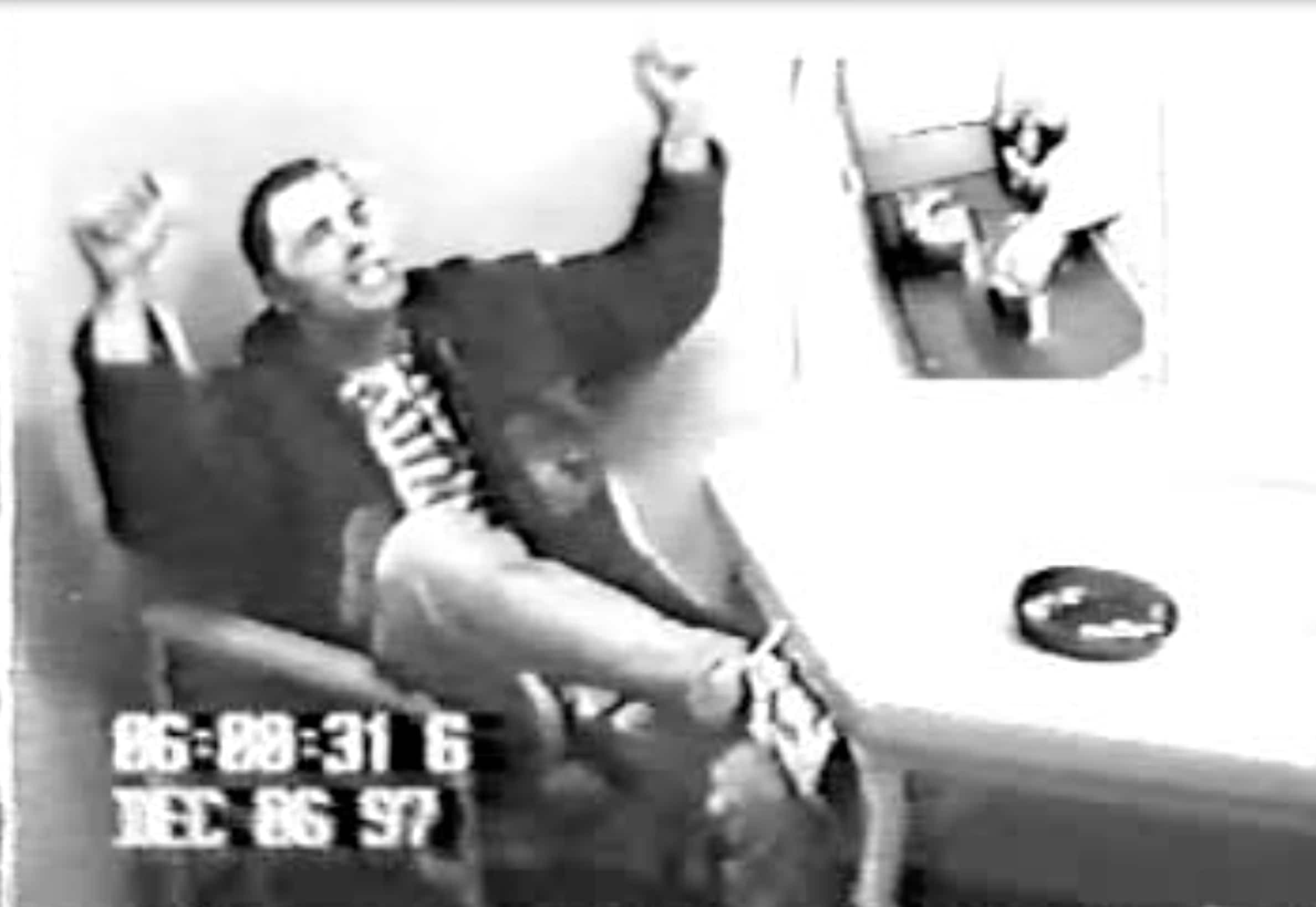 Image tirée de l'enregistrement vidéo de l'interrogatoire du motard Stéphane Gagné, surnommé Godasse, par l'enquêteur Robert Pigeon, de l'escouade Carcajou, la nuit de son arrestation, le 6 décembre 1997. COURTOISIE