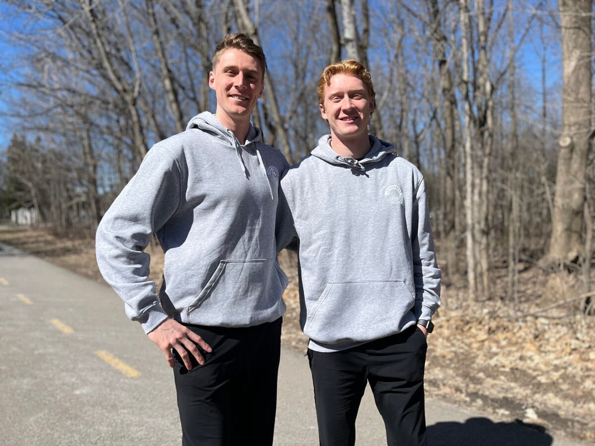 Xavier et son frère, Cédric, feront un marathon de Québec à Lévis le 17 mai prochain au profit de la Fondation de l'IUCPQ.