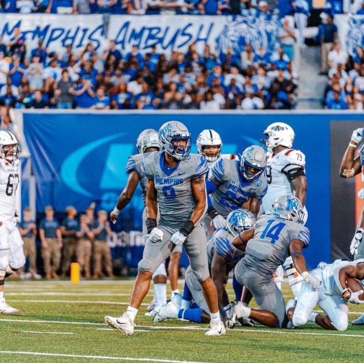 Après avoir été parmi les leaders défensifs des Tigers de l'Université de Memphis, Geoffrey Cantin-Arku obtient une chance avec les Dolphins de Miami.