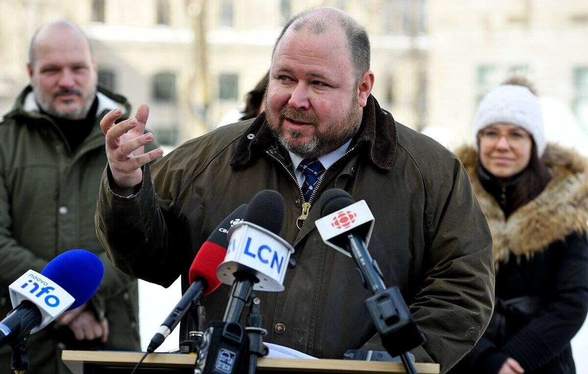 Le chef de l’opposition à Québec, Claude Villeneuve, a officiellement tiré un trait, lundi, sur Équipe Marie-Josée Savard, renommée Québec d’abord.