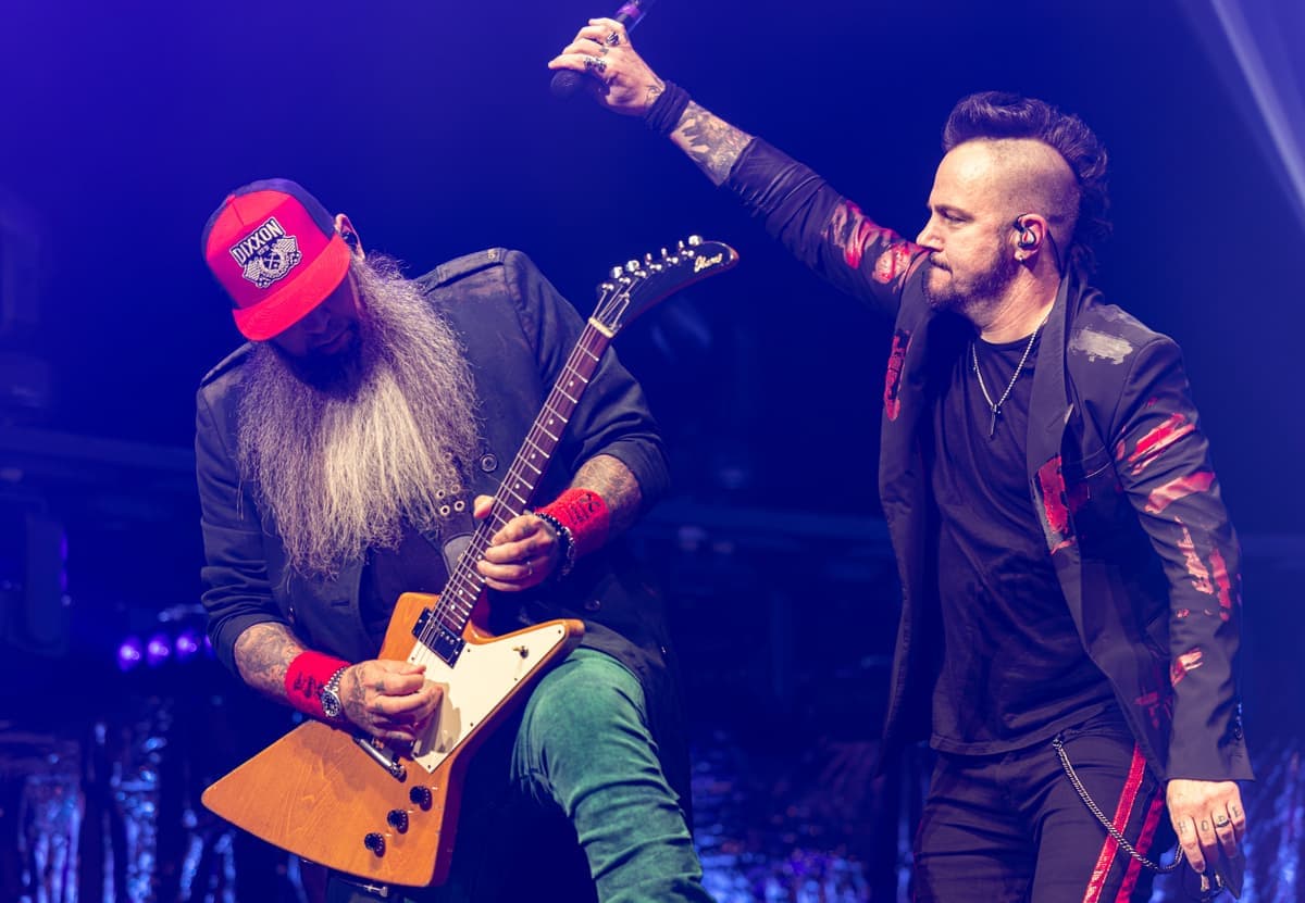 Adam Gontier, poing brandi, était de retour à Québec avec Three Days Grace, mardi soir, au Centre Vidéotron.