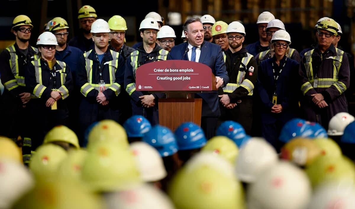 Plusieurs centaines de travailleurs et de nombreux ministres, en plus des maires de Québec et de Lévis, se sont réunis dans un hangar du chantier Davie pour voir et entendre l’annonce des premiers ministres Justin Trudeau et François Legault, que plusieurs ont qualifié d’historique.