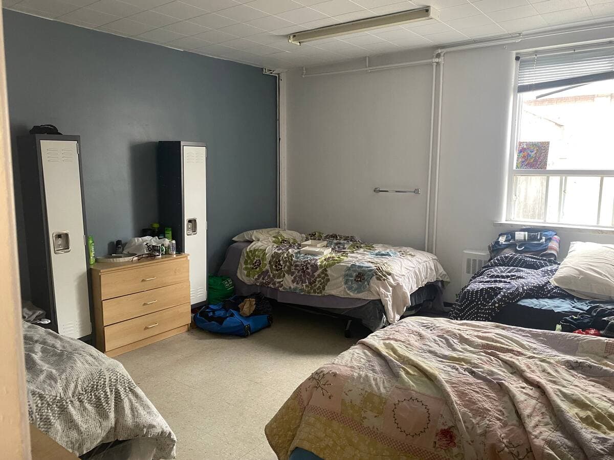 La Maison du soleil levant dispose de 25 lits pour accueillir des personnes en situation d’itinérance à Rouyn-Noranda. En 2021, 230 personnes ont eu recours à ses services et on anticipe une augmentation de la demande dans la foulée de l’aménagement d’une zone tampon à proximité de la Fonderie Horne.