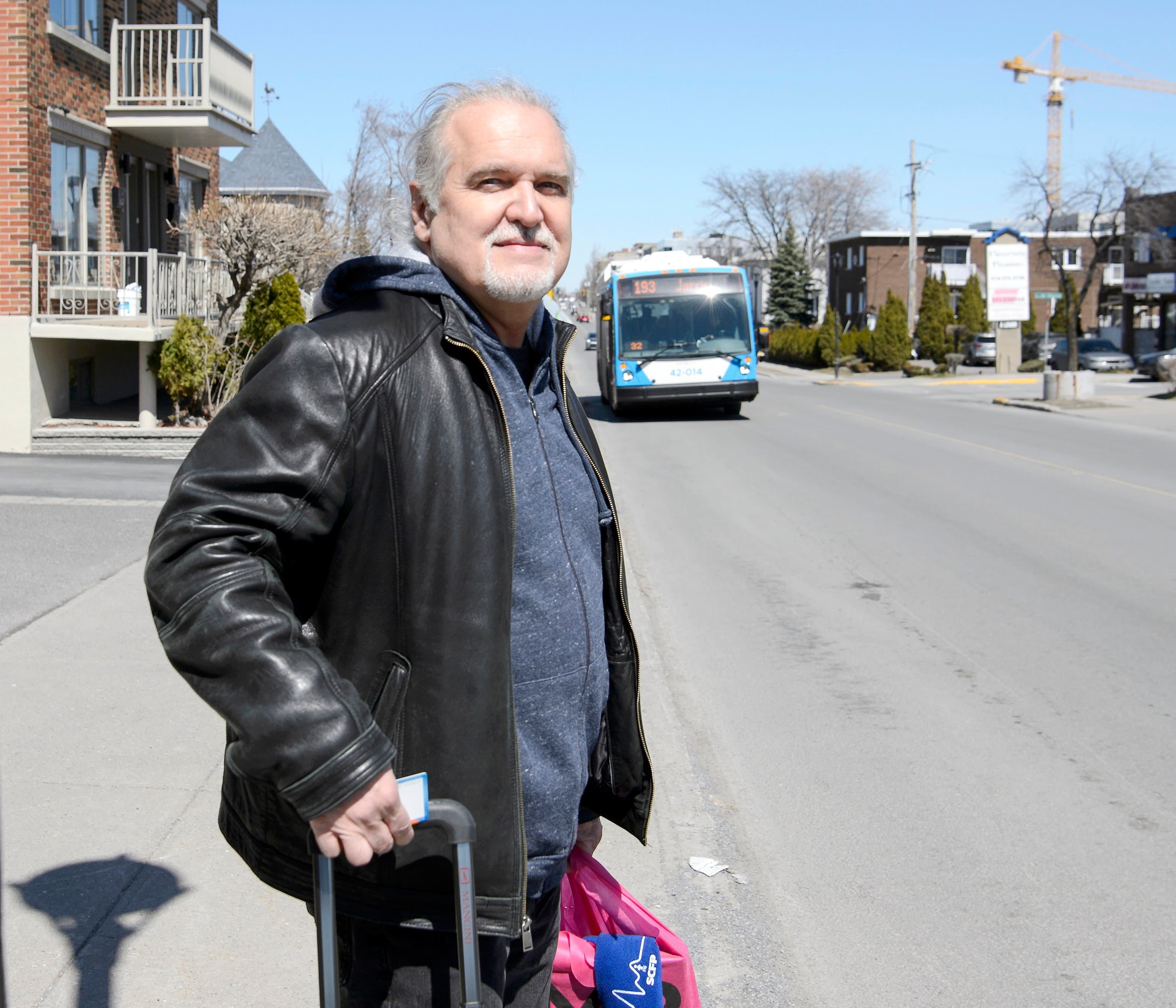 Sylvain Savoie, un nutritionniste du CEMTL, doit désormais prendre l’autobus pour aller soigner ses patients.