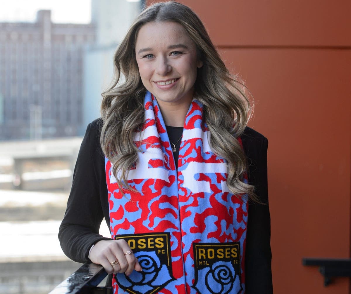 L’attaquante Tanya Boychuk, vêtue d’un foulard aux couleurs des Roses de Montréal, a été présentée aux médias, jeudi, à l’hôtel Alt, dans le quartier Griffintown.