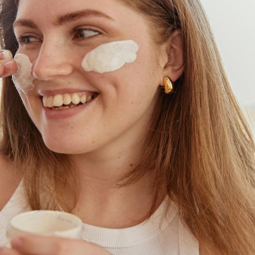 Réappliquer la crème solaire sur le maquillage