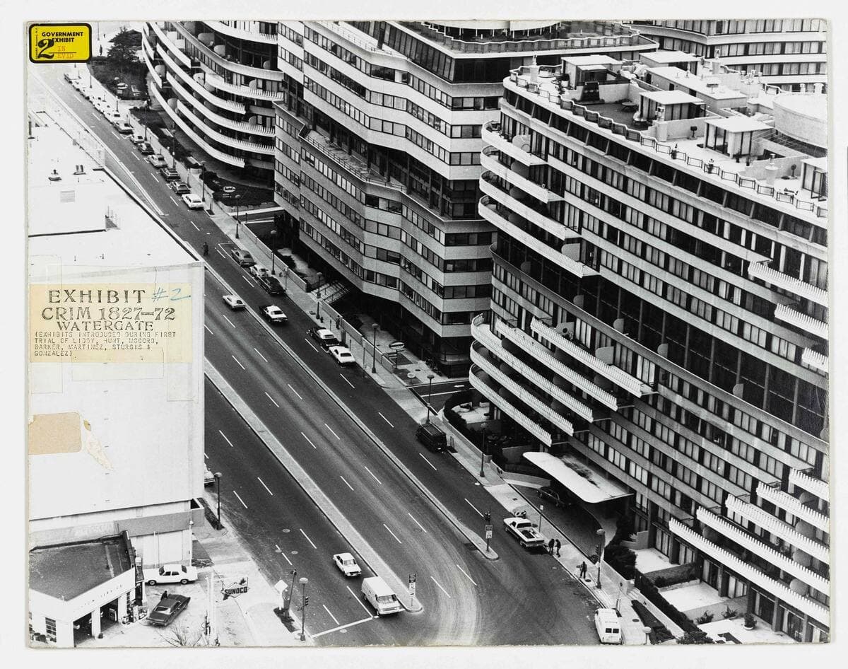 Cette image, gracieuseté de la US National Archives and Records Administration, prise en 1972, montre la pièce 2 du gouvernement américain contre Liddy, qui est une photo d'une vue aérienne des immeubles de bureaux Watergate East et Watergate West à Washington, DC.