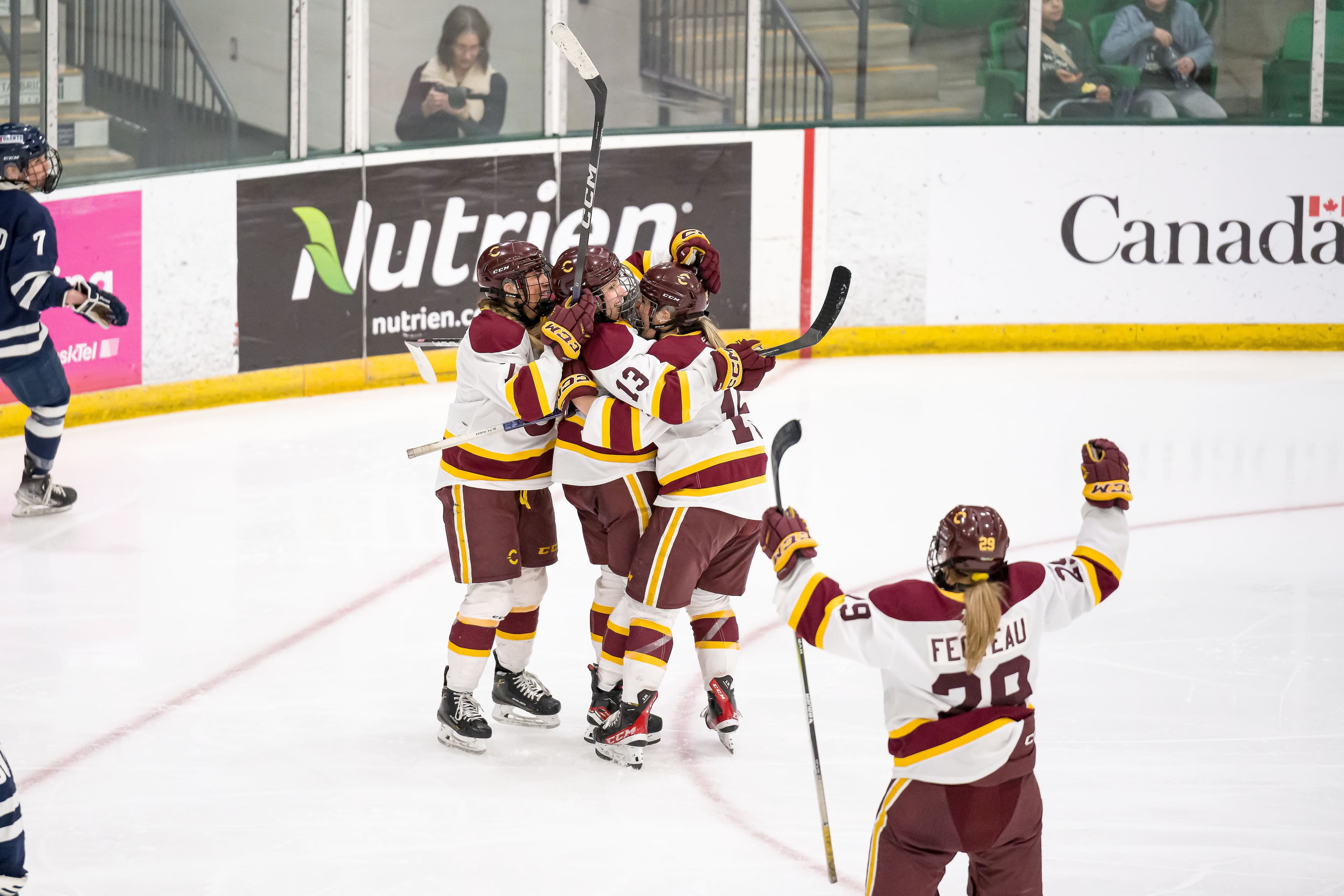 Emmy Fecteau (#29) et Rosalie Bégin-Cyr (#13) célèbrent un but lors de la finale universitaire canadienne remportée par les Stingers de Concordia, le dimanche 17 mars 2024, à Saskatoon.