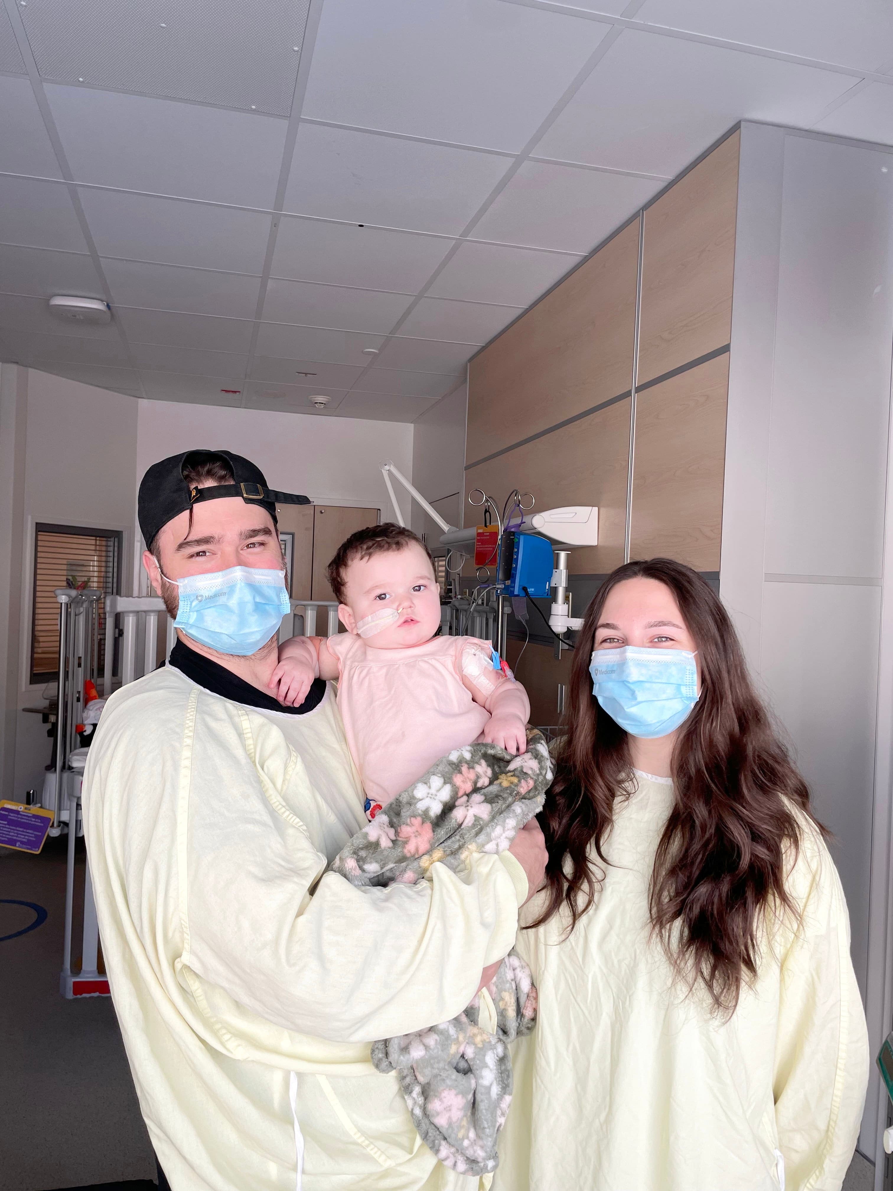 Yannick Noël et Camille Frenette avec leur petite Kiana, qui est encore hospitalisée à Sainte-Justine et immunosupprimée à la suite de sa greffe du foie.