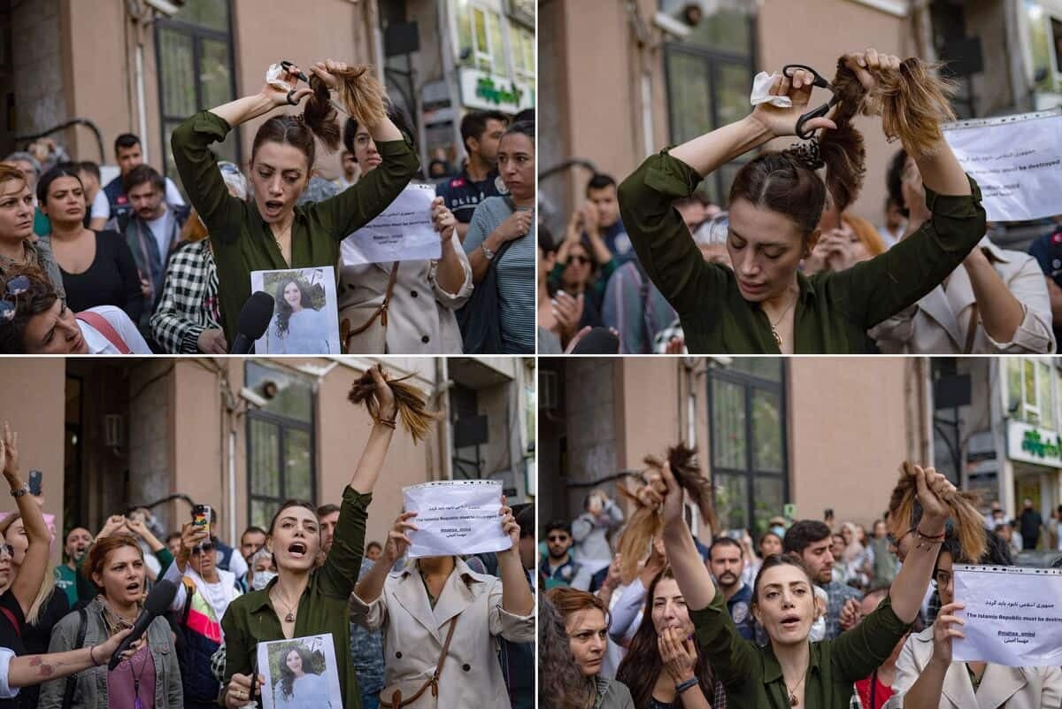 Une femme coupe sa queue de cheval lors d'une manifestation devant le consulat d'Iran à Istanbul à la suite à la mort d'une femme iranienne après son arrestation par la police des mœurs du pays à Téhéran.