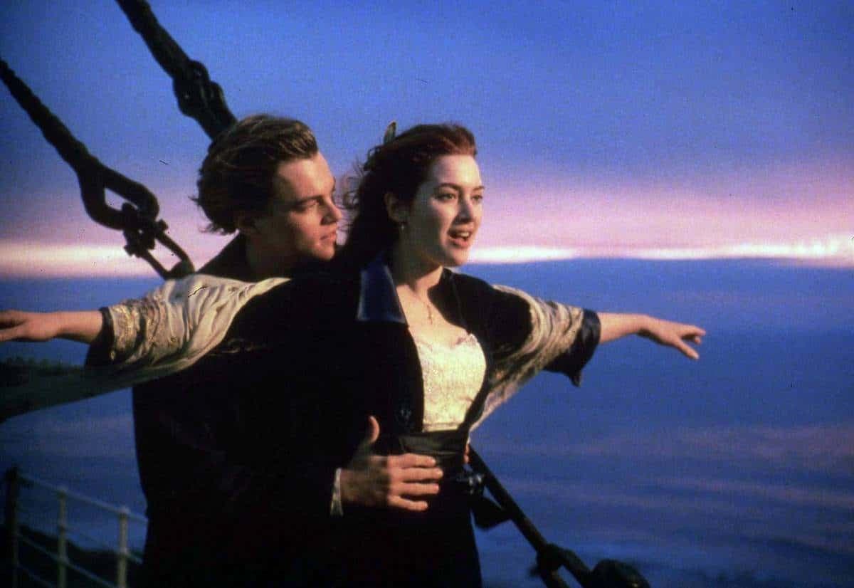 Kate Winslet et Leonardo Di Caprio dans une scène iconique de «Titanic».
