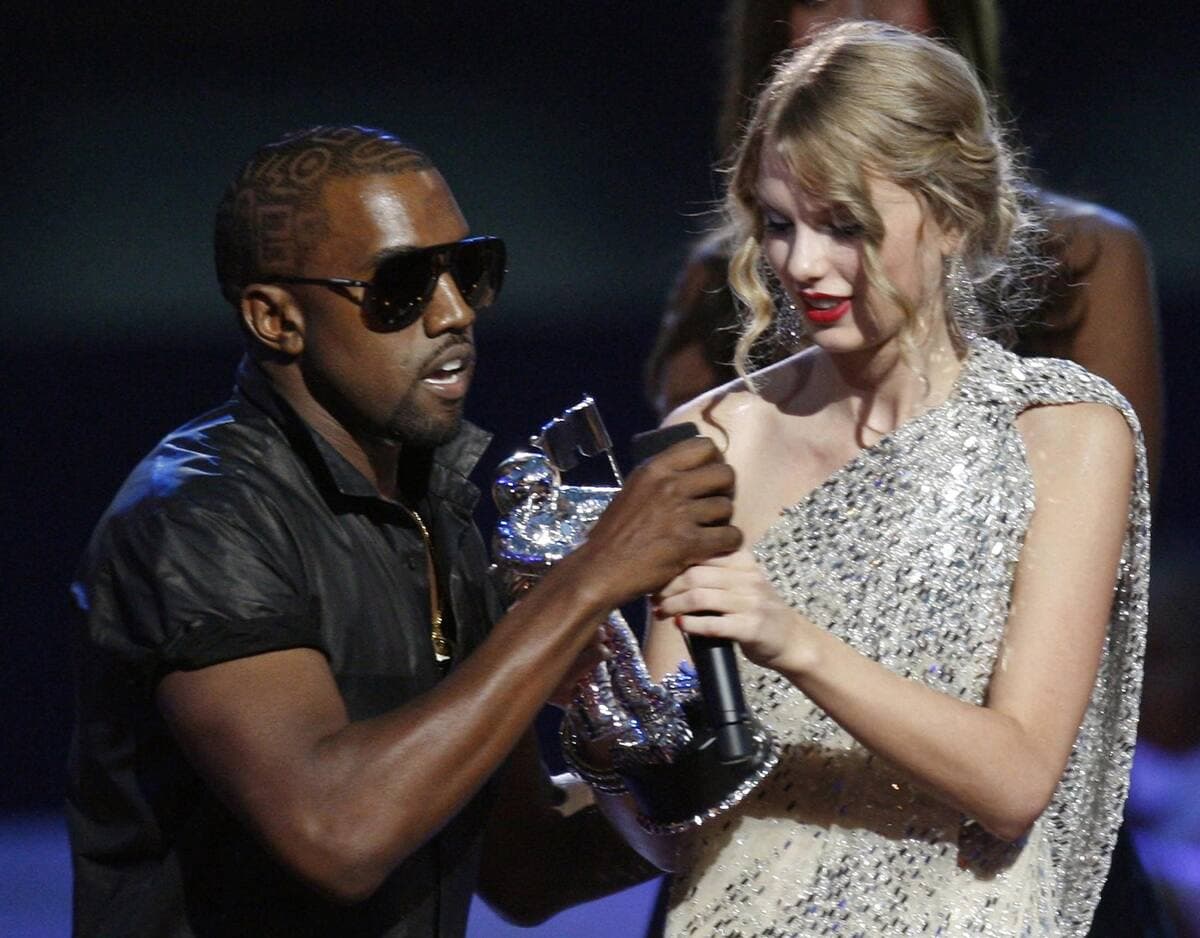 Taylor Swift interrompue par Kanye West, en 2019, pendant les MTV Video Music Awards.