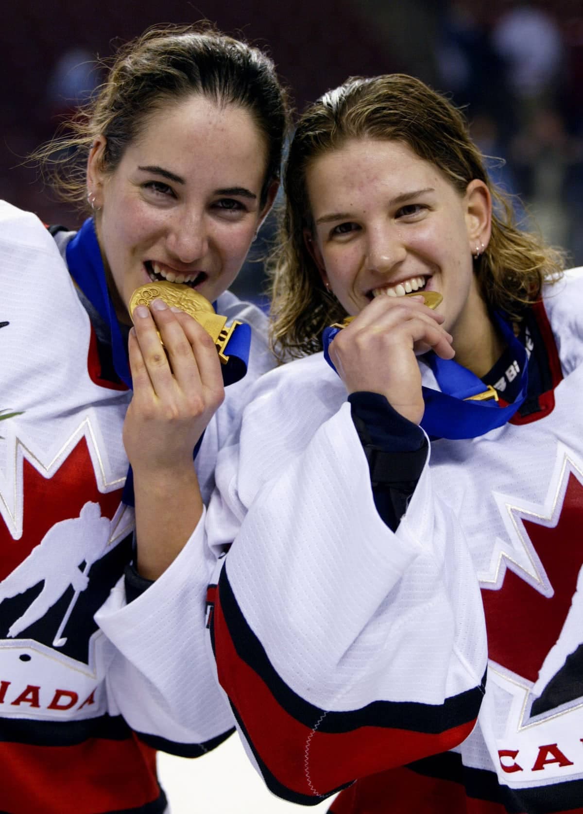 Caroline Ouellette et Kim St-Pierre ont croqué dans leur médaille d'or aux Jeux olympiques de Salt Lake City en 2002.