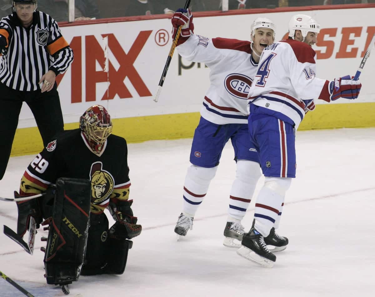 À droite, Radek Bonk, à l'époque où il s'alignait avec le Canadien, célèbre un but face à son ancienne équipe, les Sénateurs.