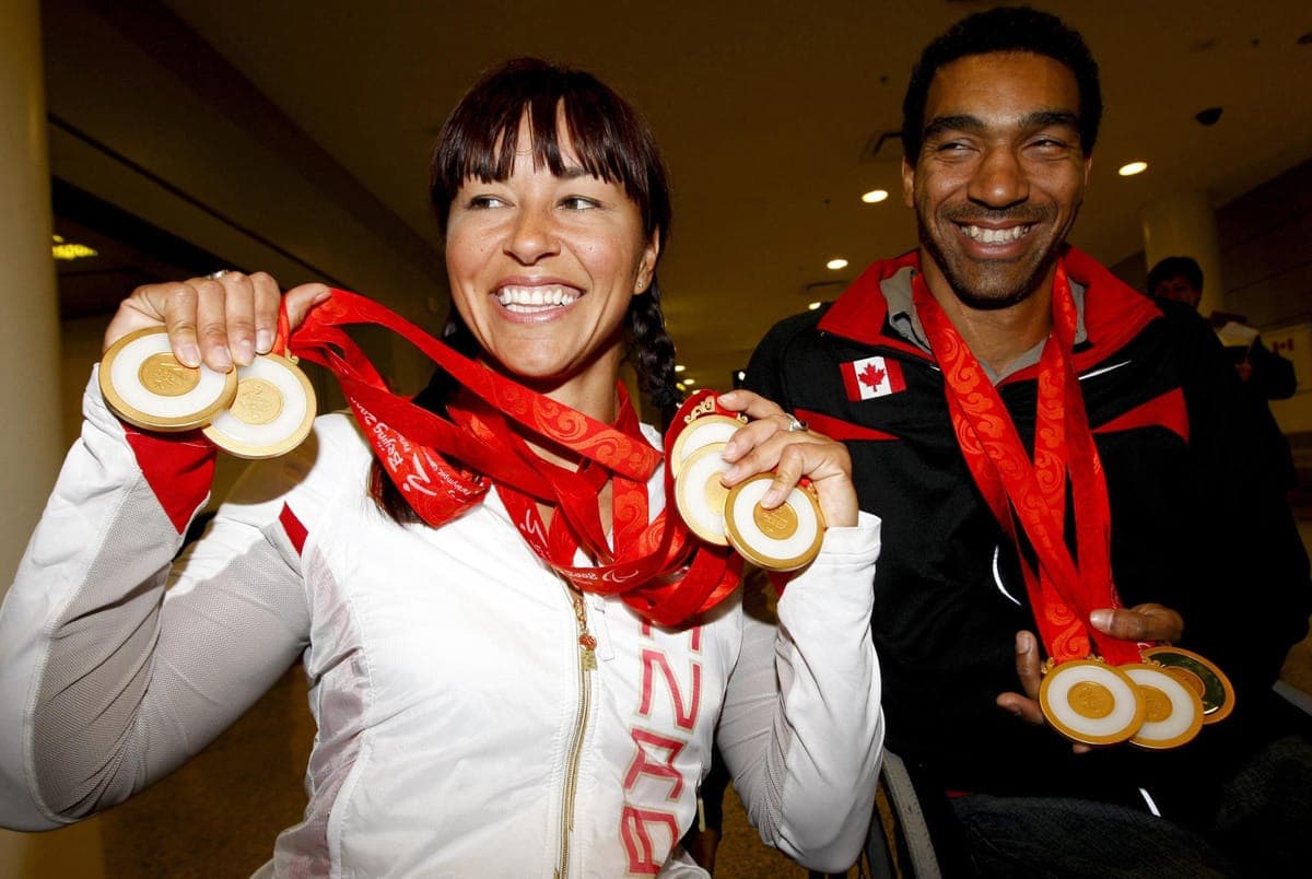 Chantal Petitclerc et Dean Bergeron avec leurs médailles remportées aux Jeux paralympiques de 2008.