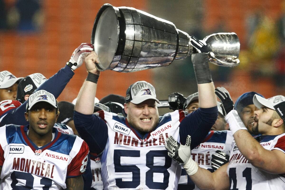 Le Montréalais Luc Brodeur-Jourdain soulève la coupe lors de la 98e Coupe Grey qui a eu lieu au Commonwealth Stadium à Edmonton le dimanche 28 novembre 2010.