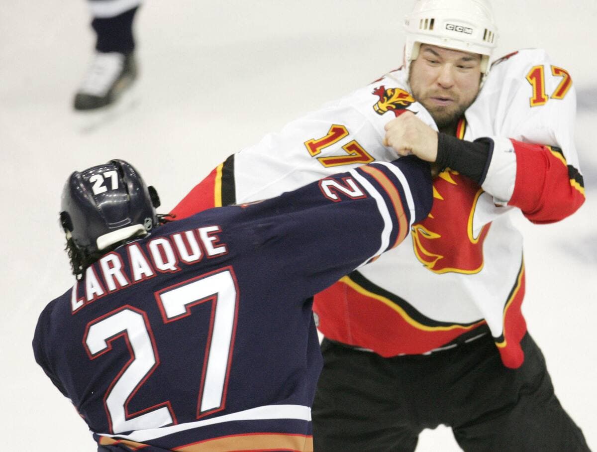 Chris Simon avait jeté les gants devant Georges Laraque, en avril 2006.