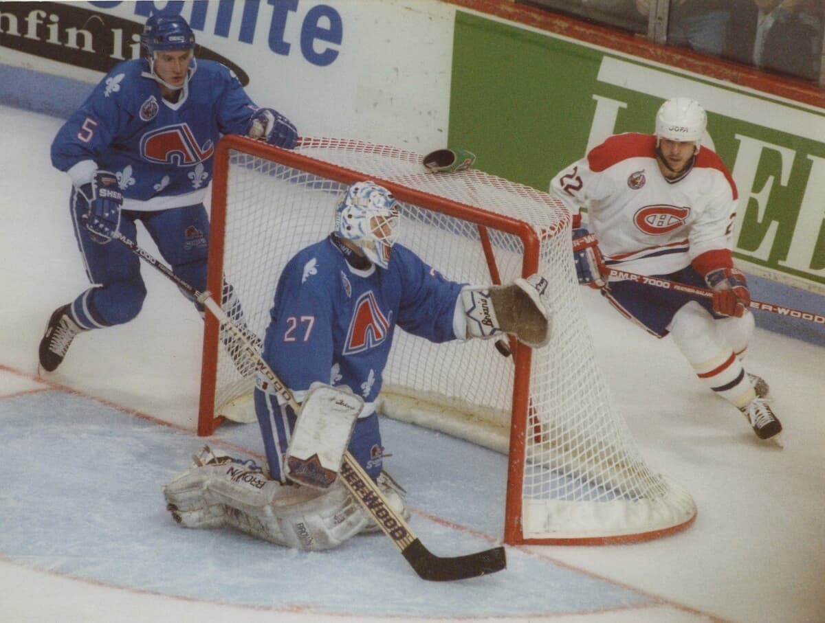 Le gardien des Nordiques Ron Hextall n'a pas connu ses meilleurs moments dans la série de 1993 face aux Canadiens.