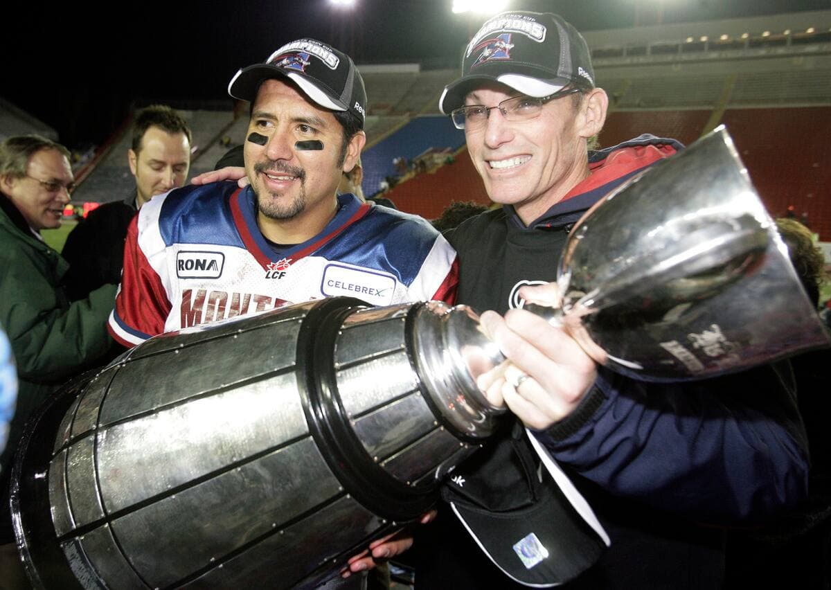 Le quart-arrière Anthony Calvillio et l'entraîneur Marc Trestman des Alouettes de Montréal soulèvent la Coupe Grey au stade McMahon de Calgary, AB, le 29 novembre 2009.