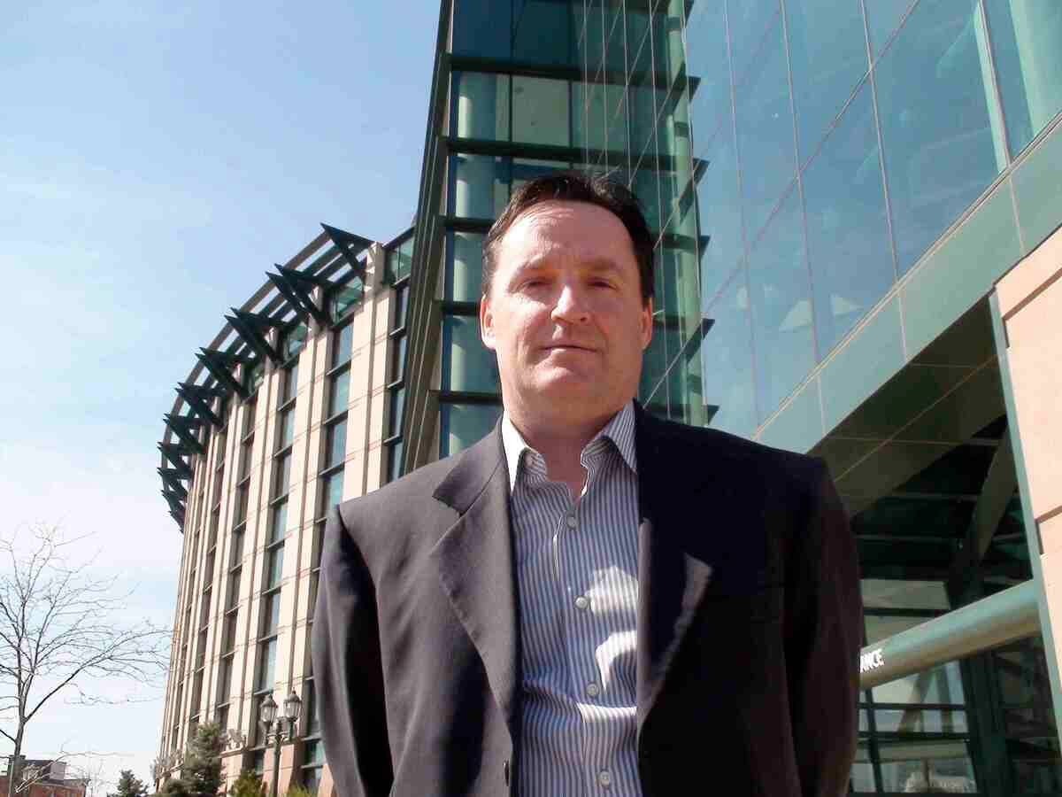 Jean Martineau a été responsable des communications chez les Nordiques avant de les suivre au Colorado. Il est devant le Pepsi Center sur cette photo.