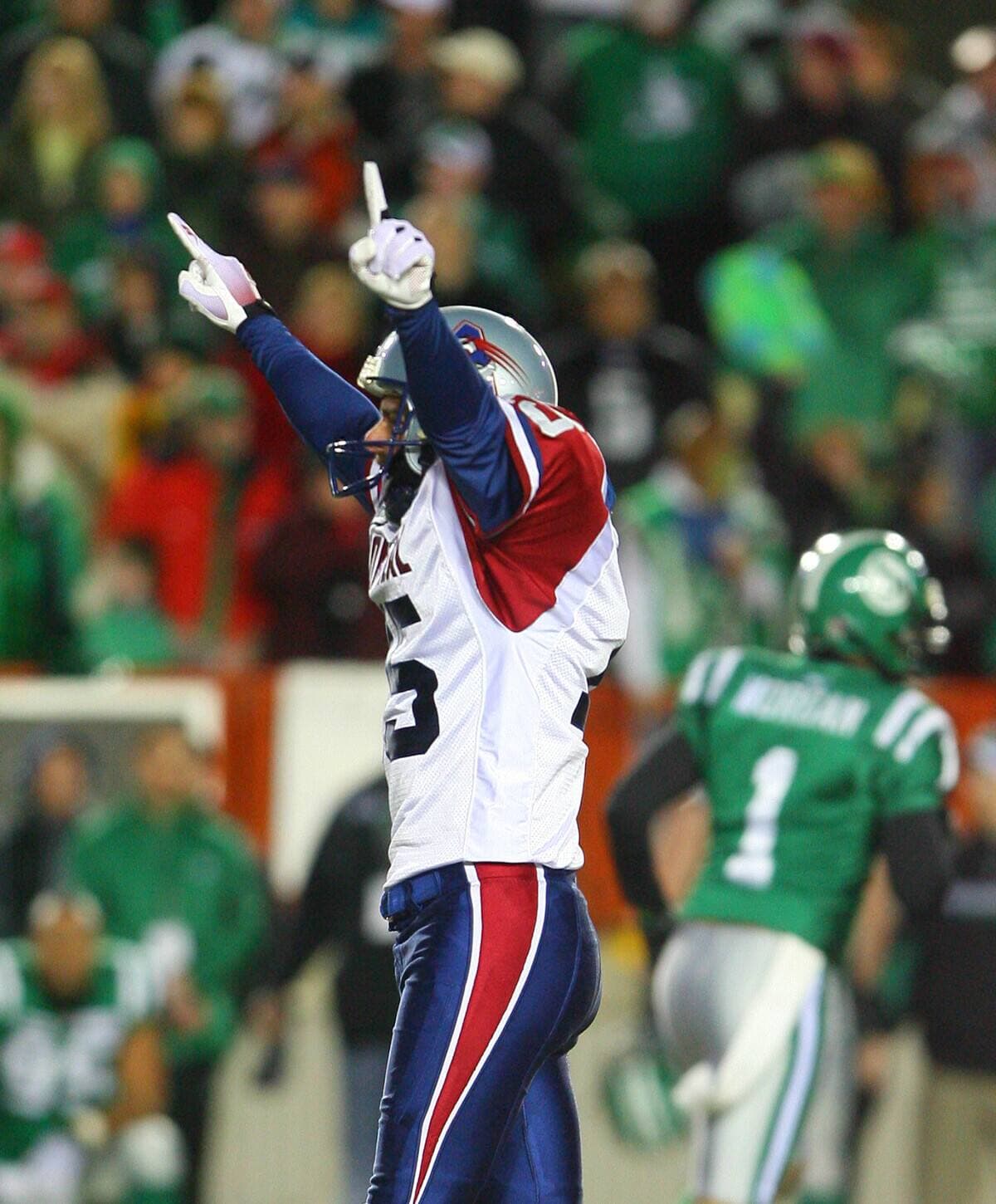 Le botteur Damon Duval des Alouetts de Montréal célèbre son placement gagnant lors de la 97e Coupe Grey de la LCF à Calgary, Alberta, le 28 novembre 2009.