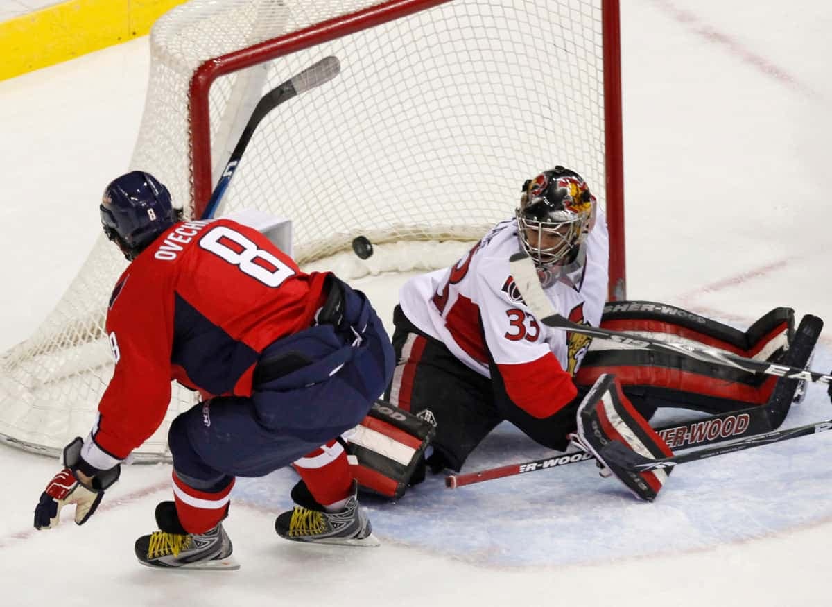 Alex Ovechkin marque contre Pascal Leclaire, alors avec les Sénateurs d'Ottawa, en 2009.