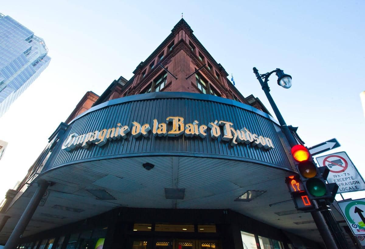 Au moins 40 des 80 magasins La Baie devraient fermer sous peu à la suite du dépôt du bilan de l'entreprise de 355 ans.