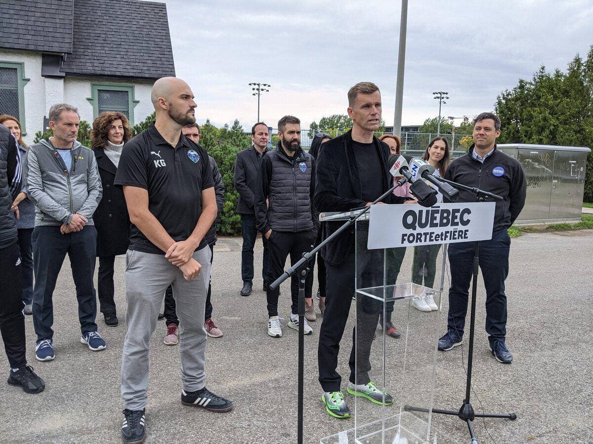 Bruno Marchand, chef de Québece forte et fière (au centre), et Karl Gierlinger, vice-président de l’Association de Soccer Québec Centre (ASQC) (à gauche au premier plan), lors d’une annonce au parc Victoria, mercredi.