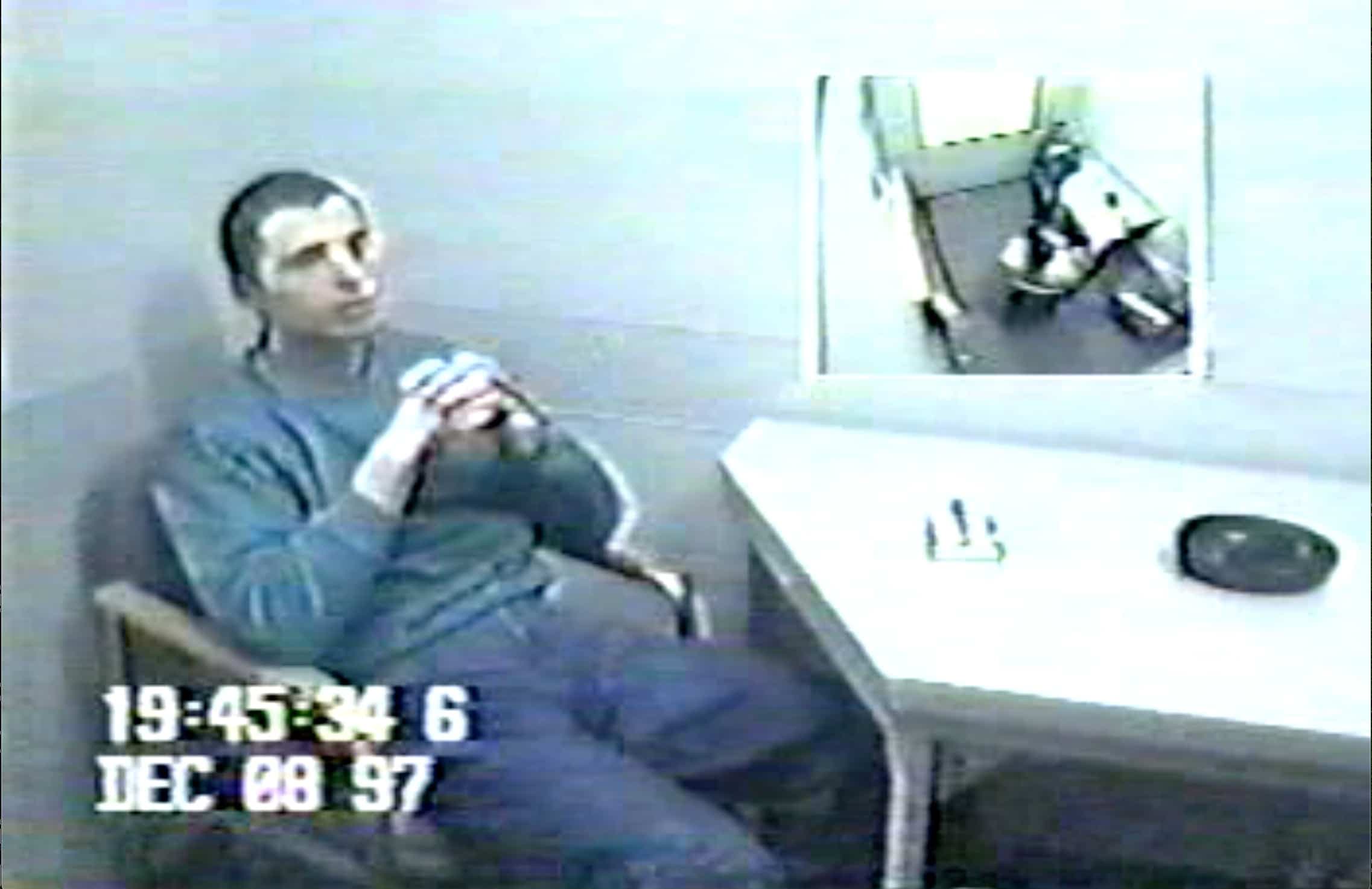 Le délateur Stéphane «Godasse» Gagné, filmé en train de faire des déclarations à l’enquêteur Robert Pigeon sur les crimes qu’il a commis pour le compte des Hells Angels, dans une salle d’interrogatoire du quartier général de la Sûreté du Québec à Montréal, le 8 décembre 1997.