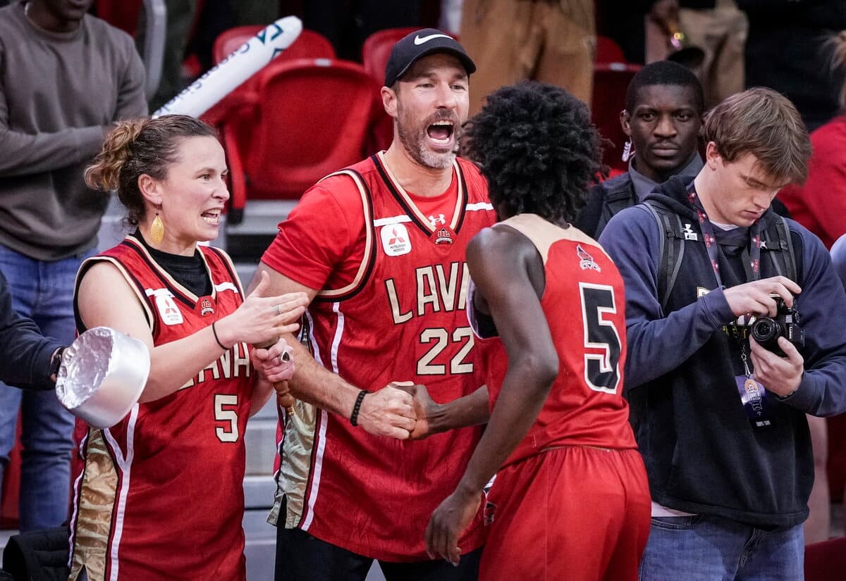 Habillé de sa camisole numéro 22 de l’époque où il portait les couleurs de l’équipe, le président du Rouge et Or Charles Fortier célèbre la victoire du Rouge et Or en demi-finale face aux Tigers de Dalhousie.