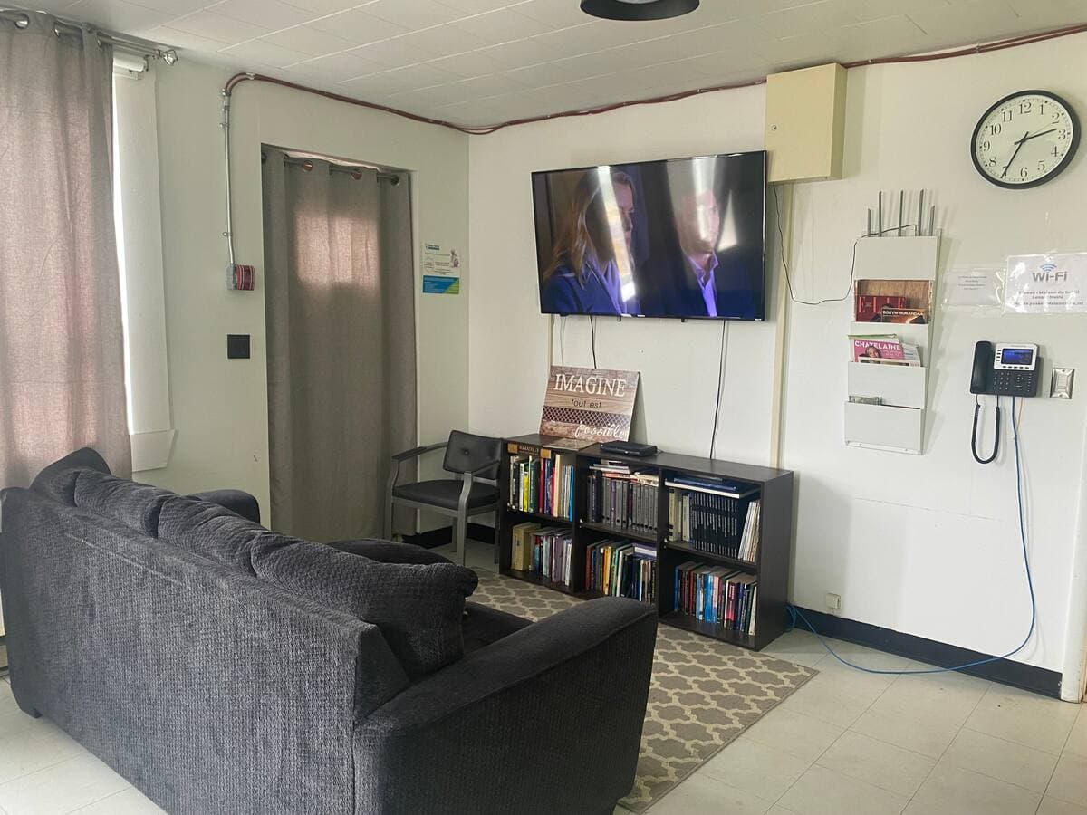 La Maison du soleil levant dispose de 25 lits pour accueillir des personnes en situation d’itinérance à Rouyn-Noranda. En 2021, 230 personnes ont eu recours à ses services et on anticipe une augmentation de la demande dans la foulée de l’aménagement d’une zone tampon à proximité de la Fonderie Horne.