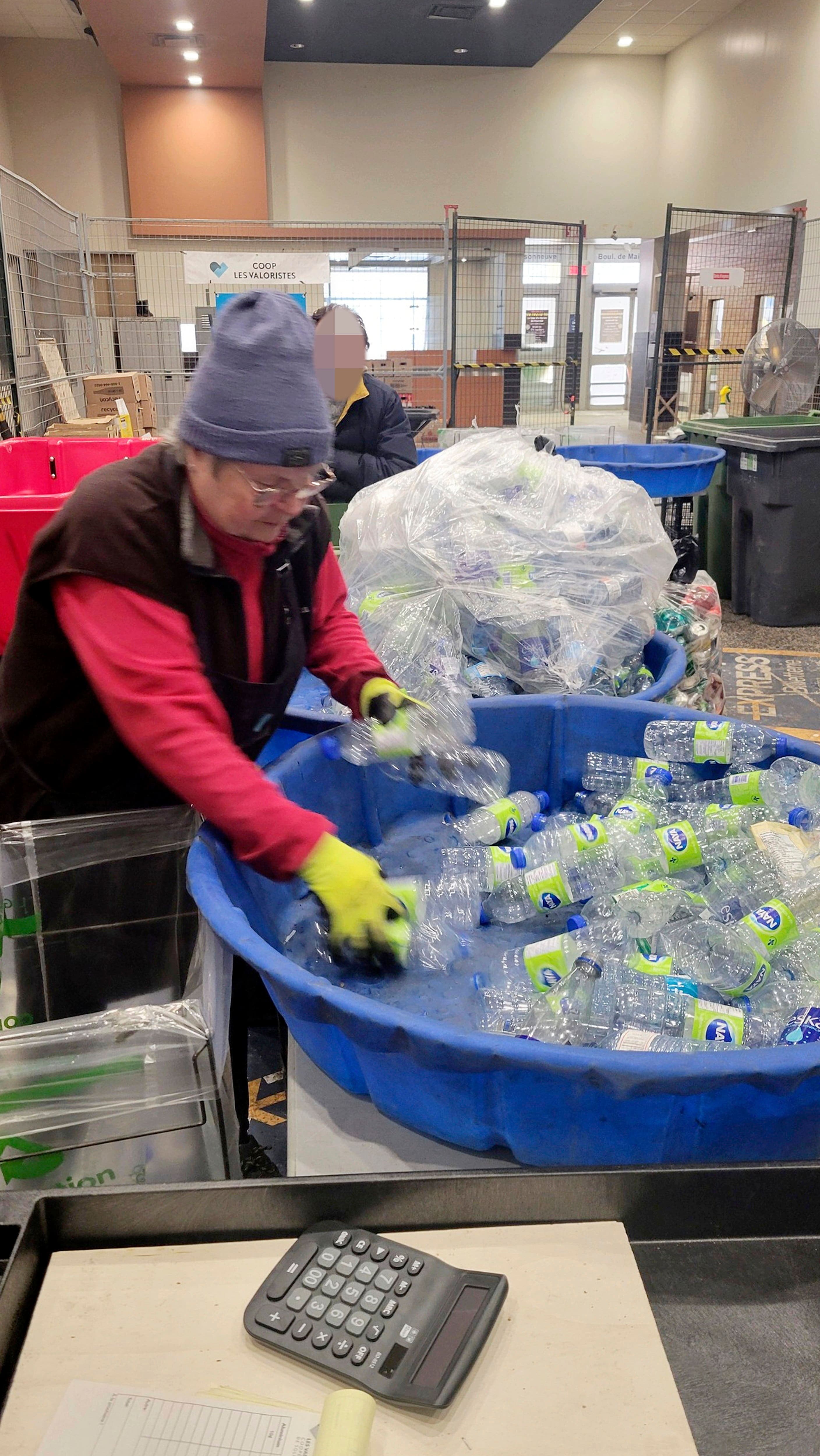 L’organisme Coop Les Valoristes a reçu 15 fois plus de contenants en plastique que la normale au premier jour de l’élargissement de la collecte, le 1er mars 2025.