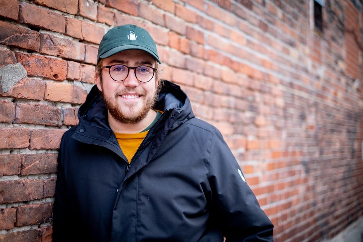 Portrait de l'humoriste Mathieu Dufour. Au café La graine brûlée, à Montréal, le 10 décembre 2019. Sur cette photo: Mathieu Dufour DOMINICK GRAVEL / AGENCE QMI