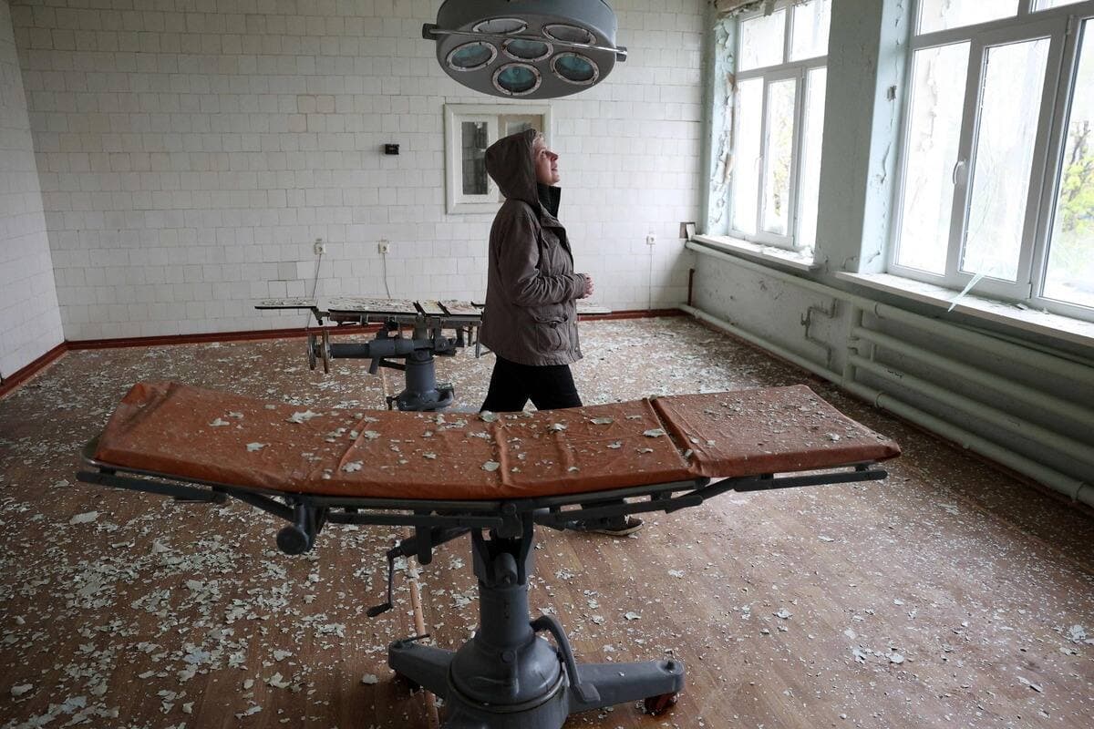 Elena Bondarenko inspecte les dommages causés par les bombardements à une salle d'opération dans la ville de Siversk.