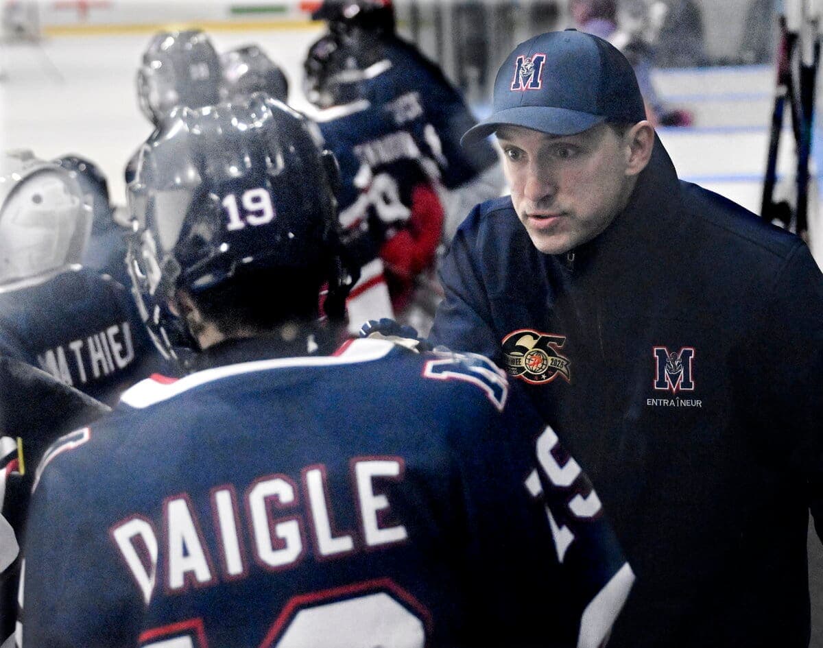 Alexandre Daigle prodigue quelques conseils à son fils, Vincent, défenseur avec les Mariniers de Sorel Sainte-Julie.