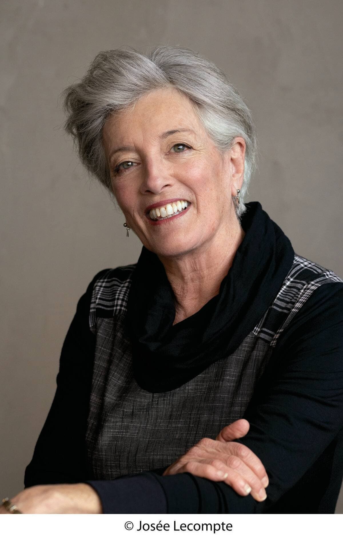 Native de Trois-Rivières, Francine Brunet a fait carrière dans la danse et a été professeur de ballet jazz avant de se tourner vers l'écriture.