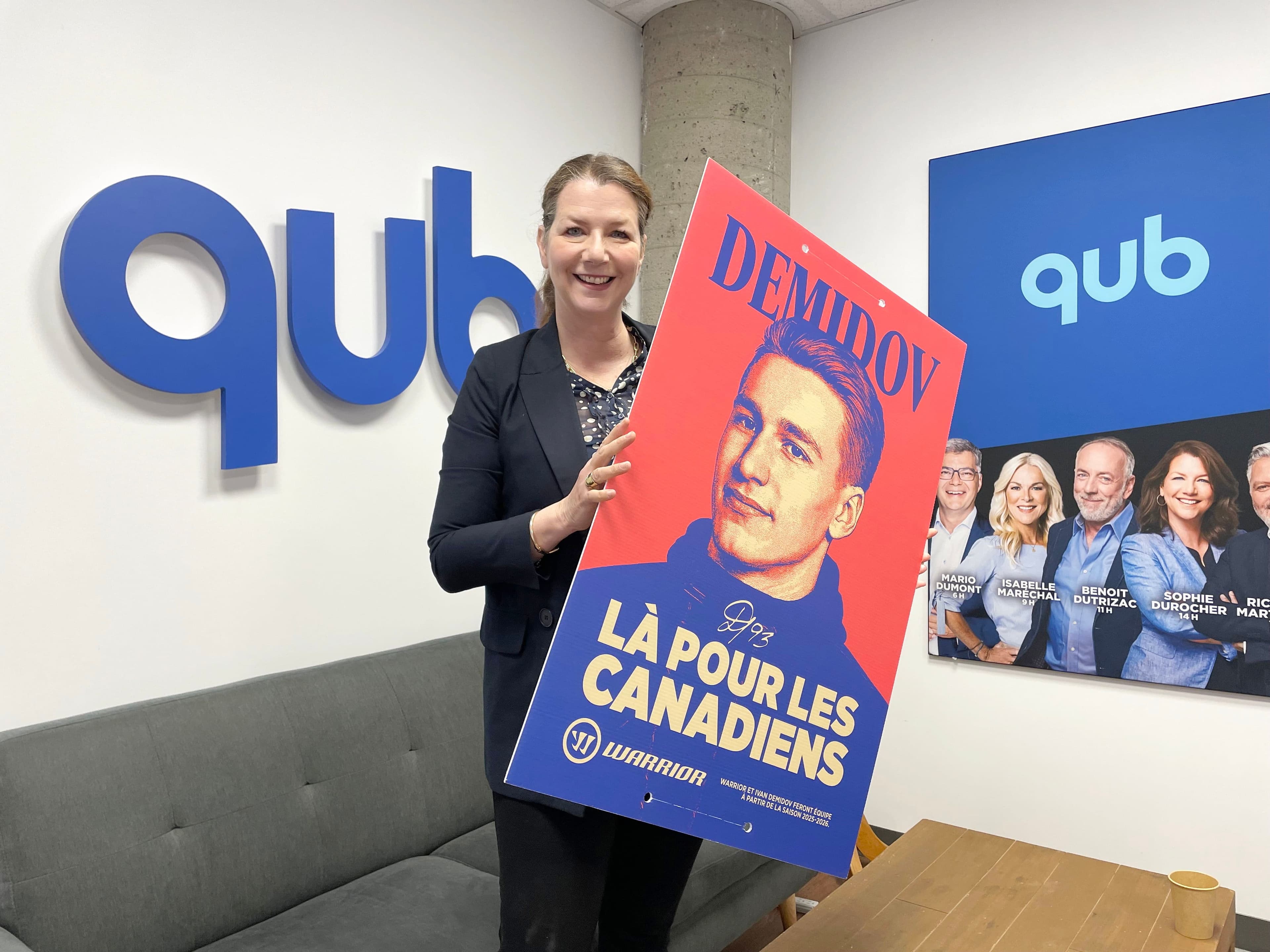 L’animatrice Sophie Durocher, photographiée aux studios de QUB radio, met aux enchères cette affiche d’Ivan Demidov au profit de l’organisme Procure.