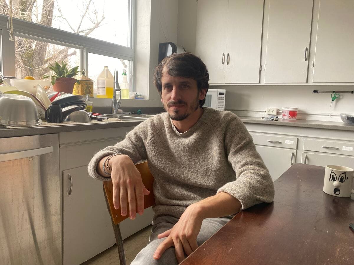 Guillaume Daraignez est intervenant social à la Maison du soleil levant. Il doit régulièrement référer des personnes qui viennent frapper à sa porte vers d’autres villes de la région puisque l’organisme est à pleine capacité depuis plusieurs mois.