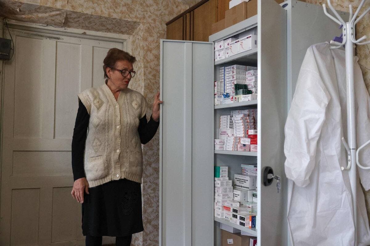 Alla Troubatcheva, devant une armoire contenant des médicaments à son domicile de Siversk.