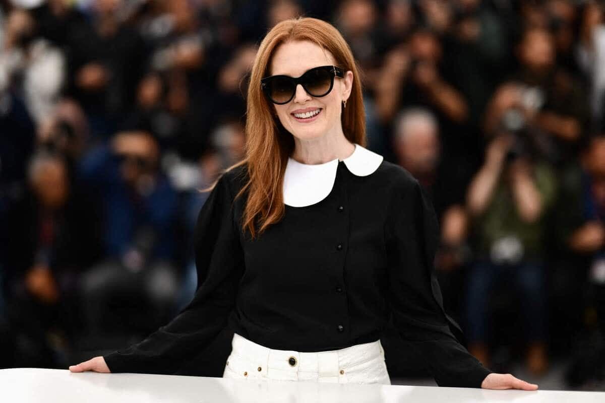L'actrice Julianne Moore prend la pause avant la projection du film May December.