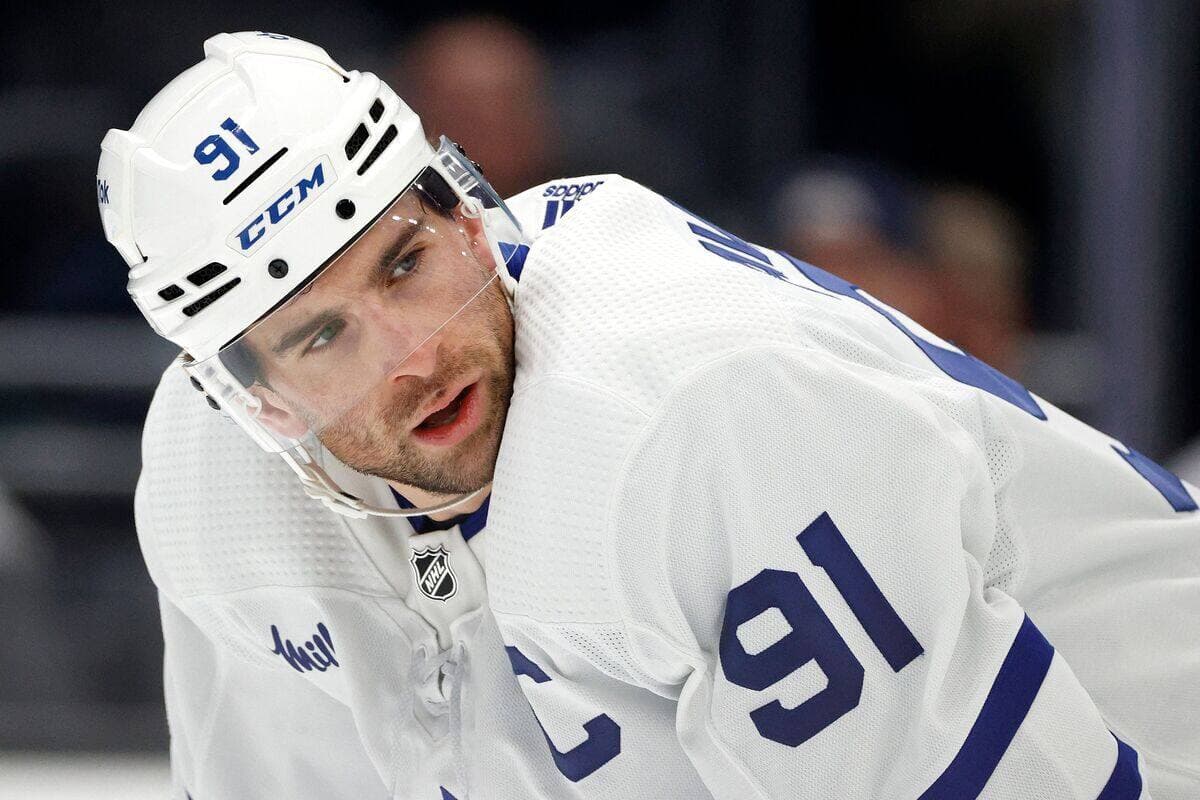 John Tavares cherche des explications pour justifier les insuccès des Leafs en séries.