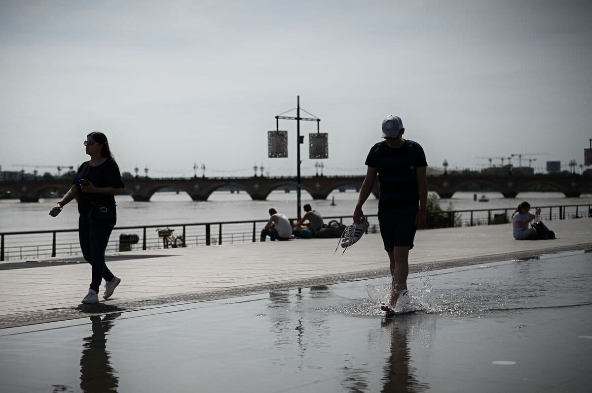 Un homme se rafraîchit en marchant dans le Miroir d'eau à Bordeaux, en France, lors de la canicule qui a touché le pays à la mi-mai.