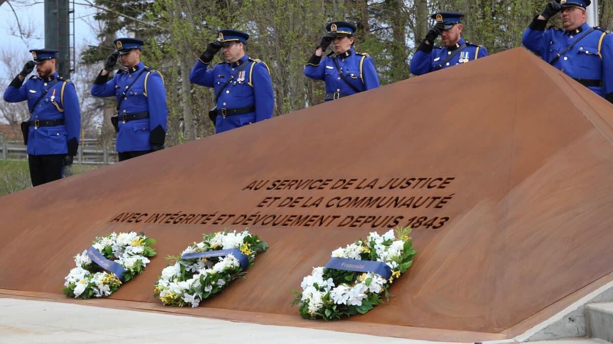 Des gerbes de fleurs ont été déposées pour honorer les policiers morts en service à Québec lors d’une cérémonie mardi matin.