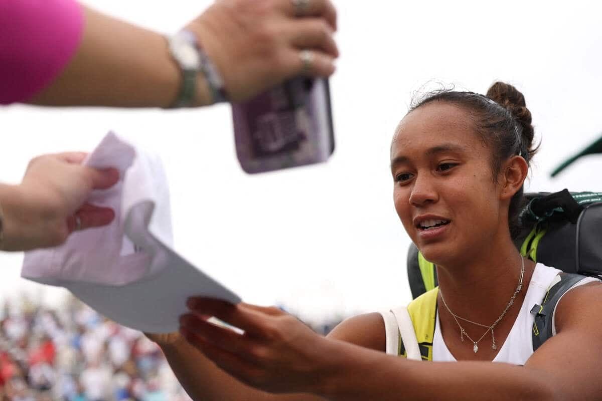 Leylah Annie Fernandez signant une casquette à Indian Wells, en Californie, en mars dernier