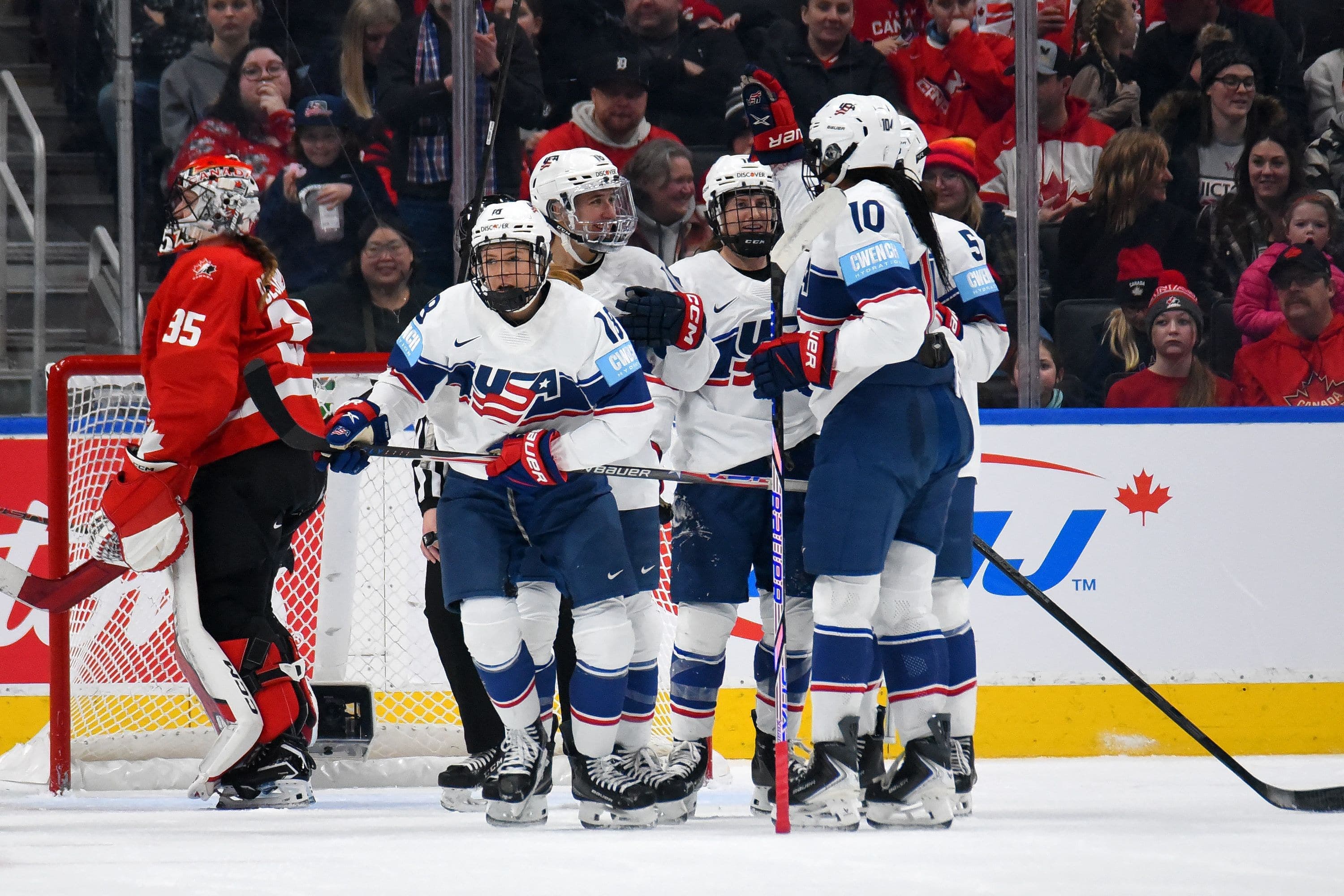 Jesse Compher (18), Laila Edwards (10), Megan Keller (5) et Hayley Scamurra (16) ont célébré un but des États-Unis aux dépens de la gardienne Ann-Renée Desbiens, hier, à Edmonton.