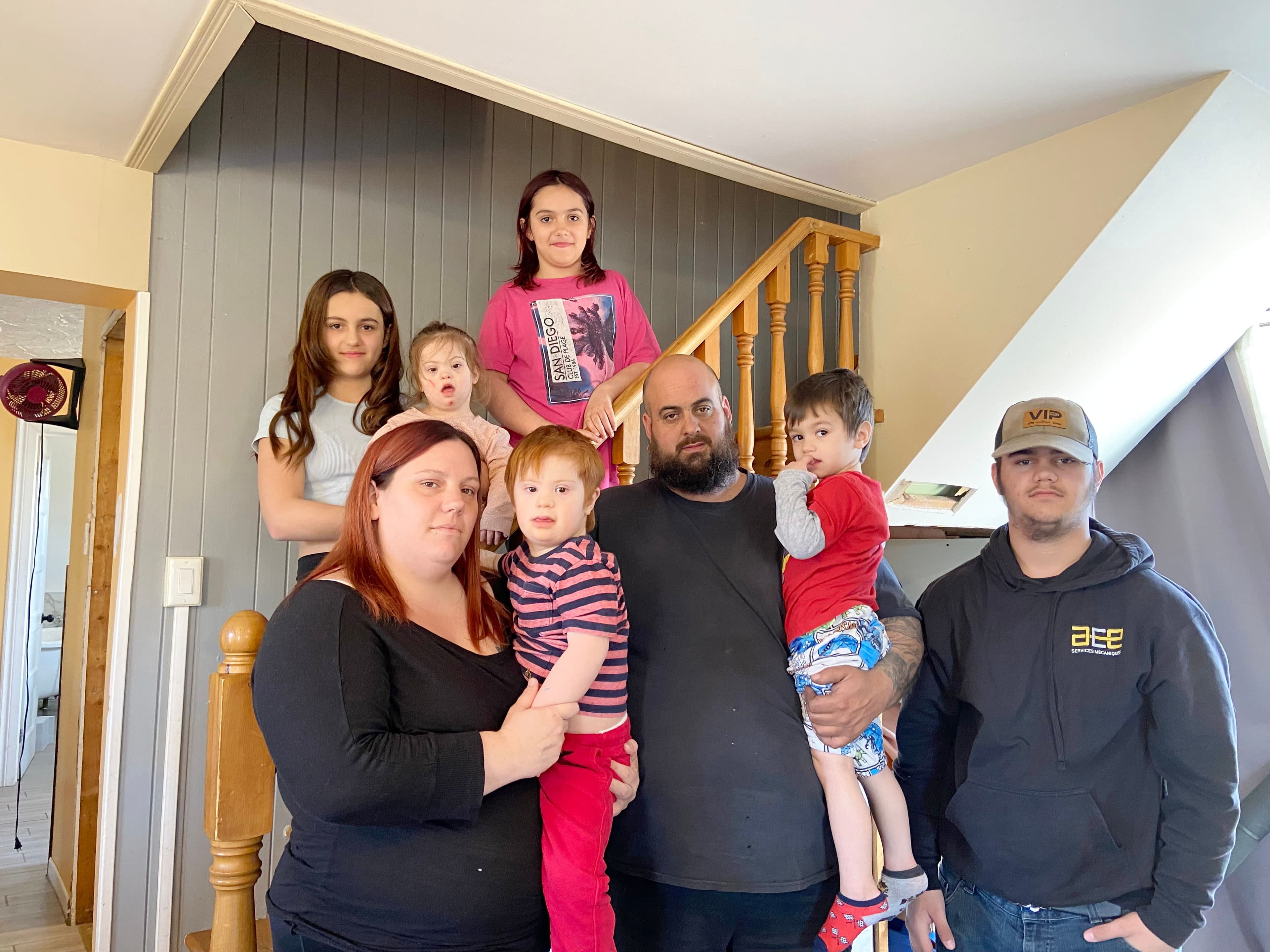 Stéphanie Maheu (à gauche) et son conjoint, Maxime Leblanc, avec six de leurs neuf enfants, Lyly-Rose, 11 ans, Elysabeth, 2 ans, Amélya, 9 ans, Lyam, 4 ans, Mylan, 3 ans, et Lukas, 16 ans.